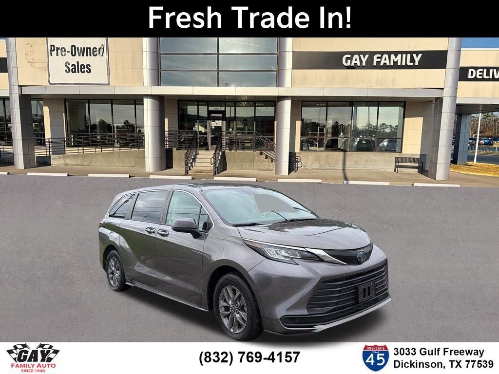 2022 Toyota Sienna LE 8 Passenger