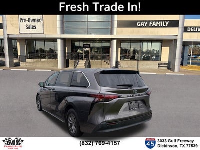 2022 Toyota Sienna LE 8 Passenger
